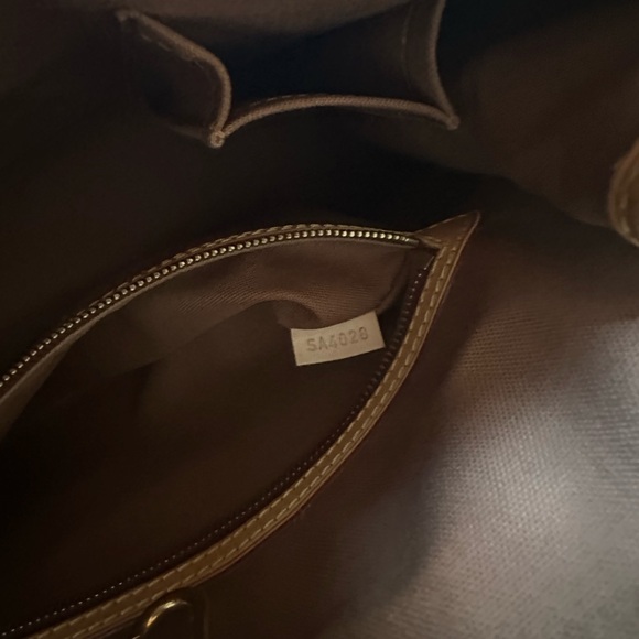 Louis Vuitton Pre-Owned 2006
Batignolles Tote Bag - Picture 8 of 16